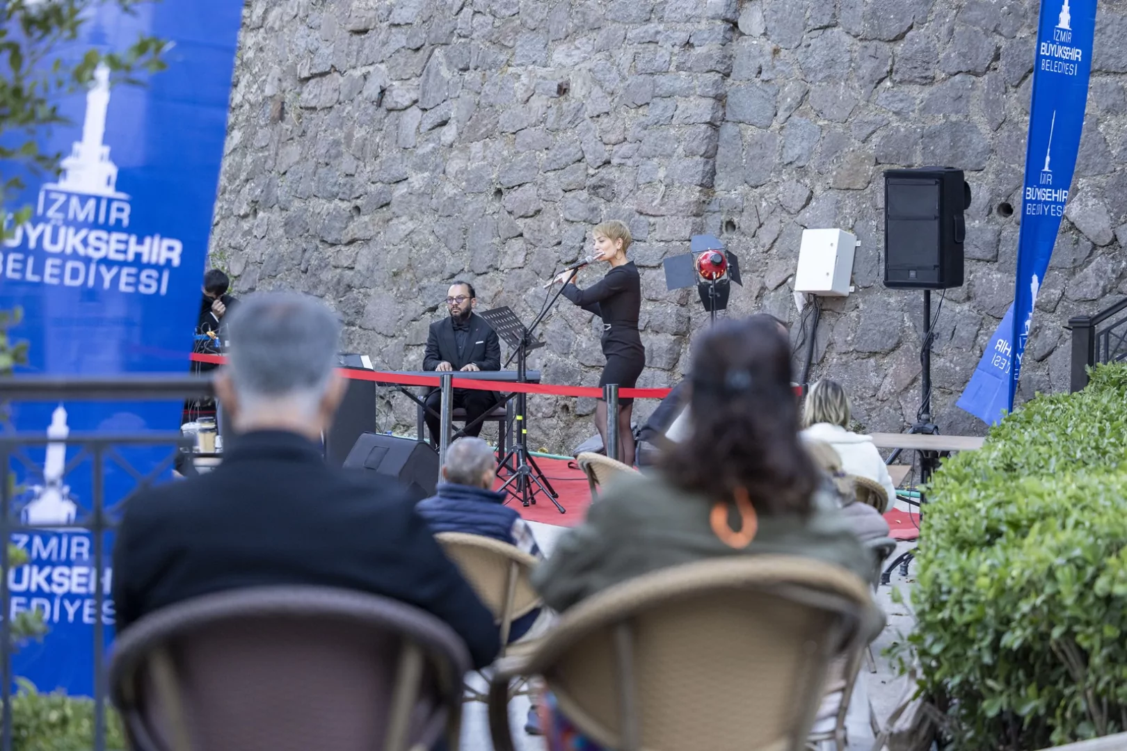 İzmir Şato K&uuml;t&uuml;phanesi'nde ders molasında m&uuml;zikli motivasyon