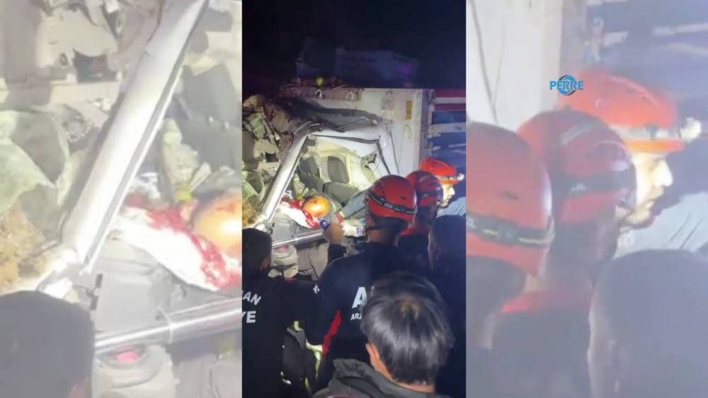 Adıyaman-Kahta kara yolunda kamyonet ile trakt&ouml;r &ccedil;arpıştı: 1 kişi hayatını kaybetti  - Videolu Haber