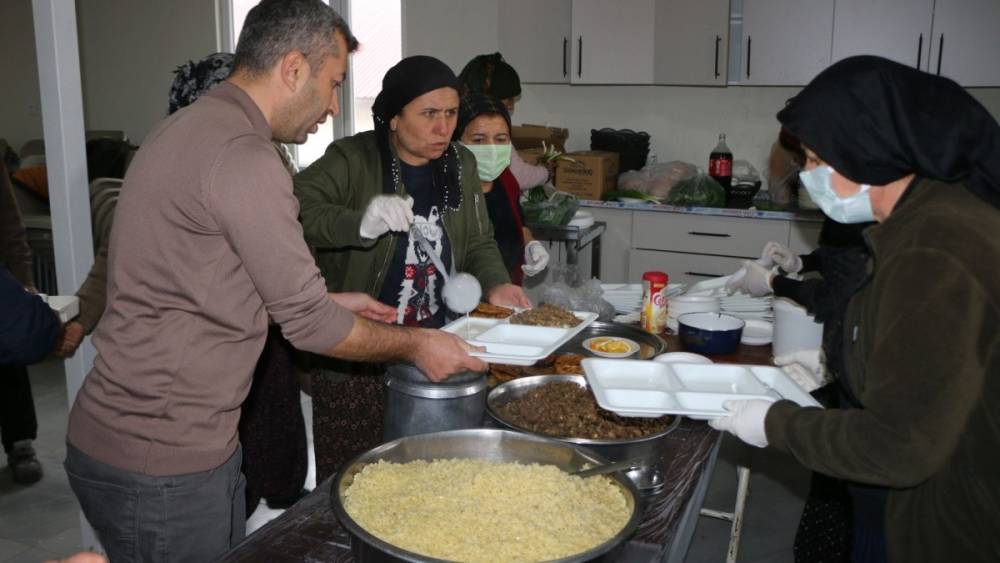 Azikan K&ouml;y&uuml;&rsquo;nde hızır lokması paylaşıldı 