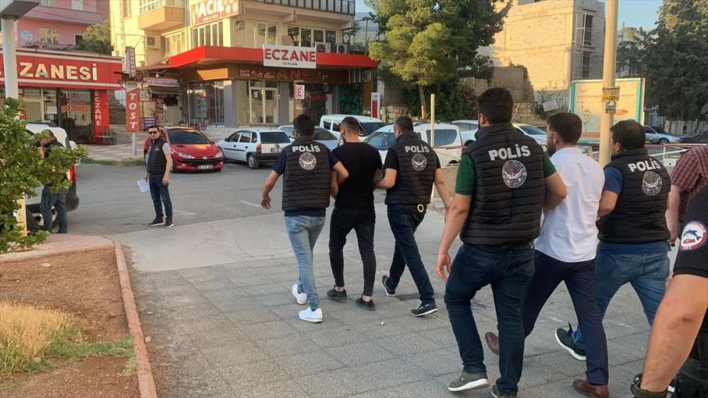 Kahramanmaraş'ta tartıştıkları kişiyi silahla öldürdükleri iddiasıyla 3 şüpheli tutuklandı