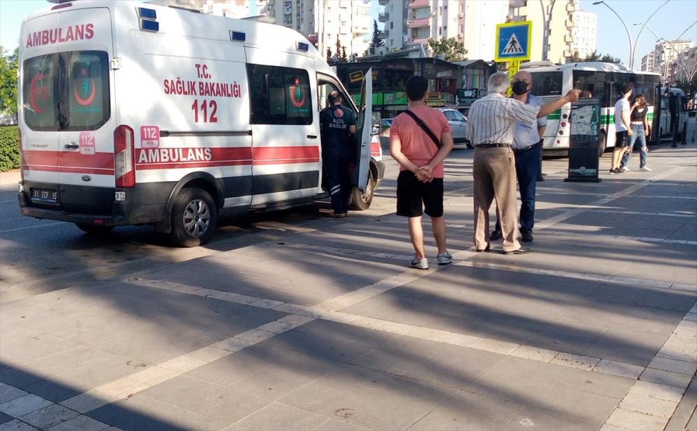 Adana'da bıçaklı saldırıya uğrayan kişi yaralandı