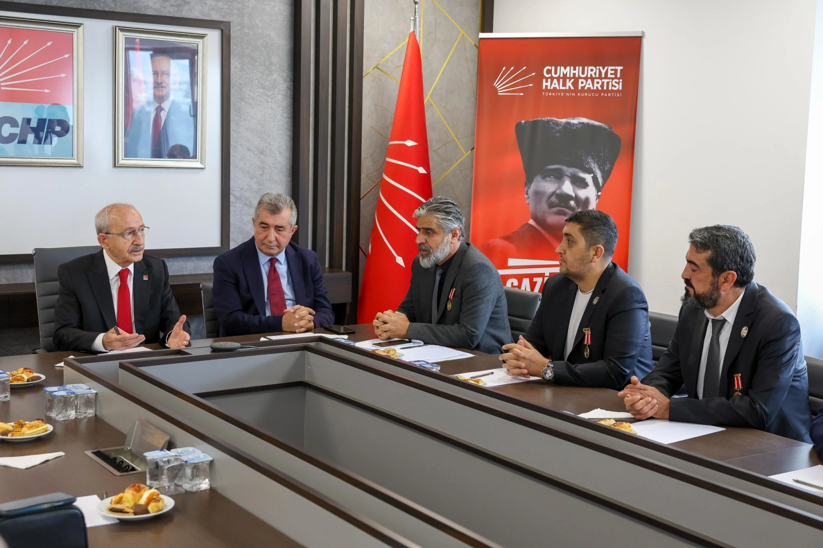 Kılı&ccedil;daroğlu 20 gaziyi Genel Merkez'de ağırladı