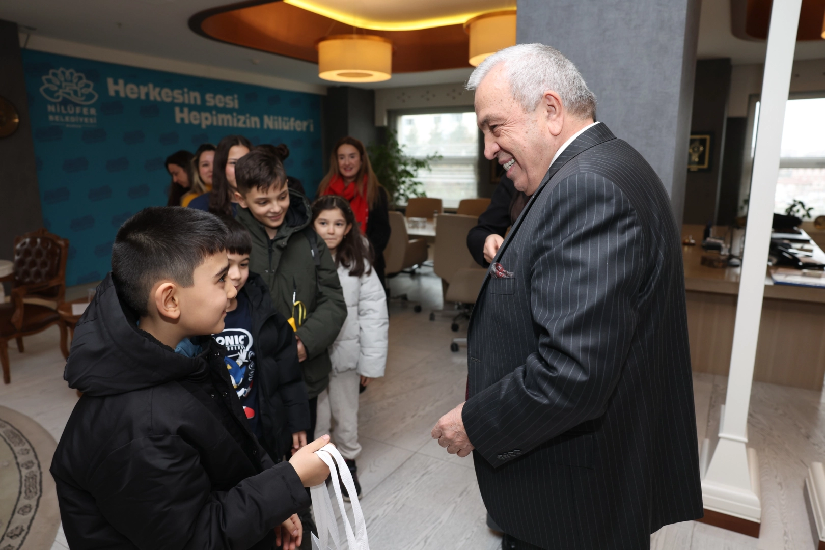 Bursa Nil&uuml;fer'de Badırgalı &ccedil;ocuklar el emeklerini Başkan &Ouml;zdemir&rsquo;e hediye etti