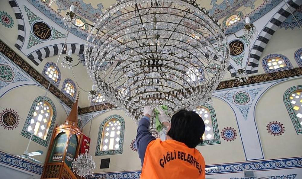 &Ccedil;iğli'de Bayram &Ouml;ncesi Cami Ve Mezarlıklarda Kapsamlı Temizlik