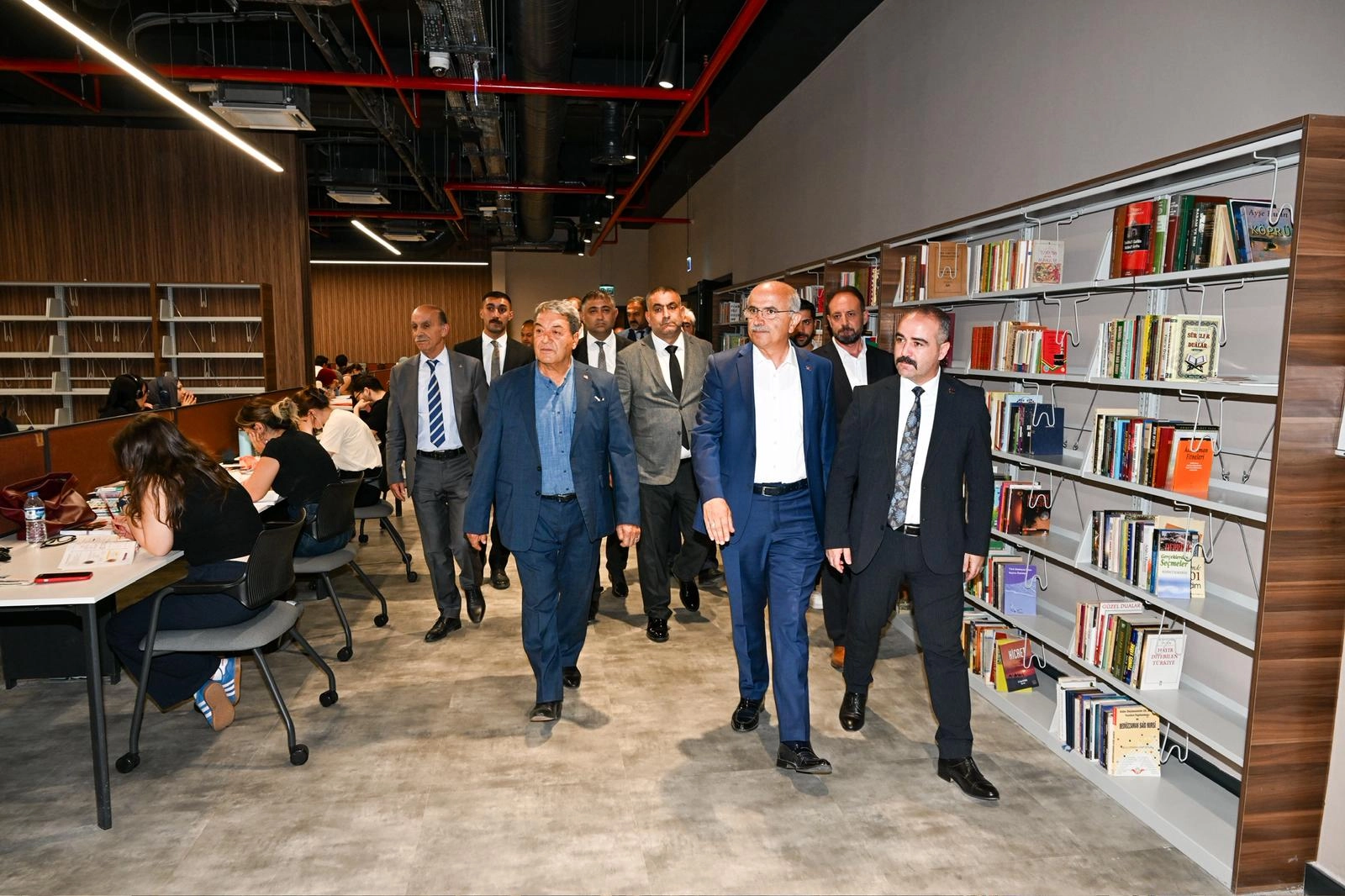 Malatya'da Başkan Er, &ouml;ğrencilere yemek dağıttı
