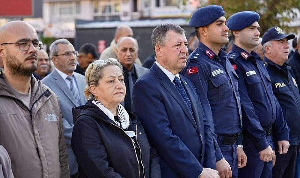 Muhtarlar G&uuml;n&uuml; &ccedil;elenk sunma t&ouml;reni Cumhuriyet Meydanı'nda ger&ccedil;ekleşti