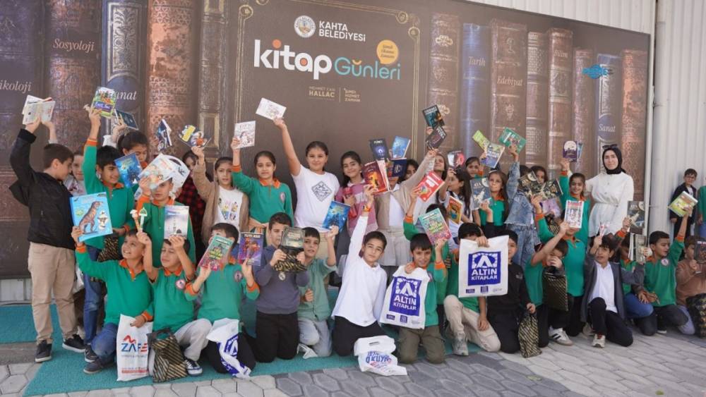 Kahta Kitap G&uuml;nleri sona erdi: 40 bin kitap satıldı, basın mensuplarına plaket verildi 