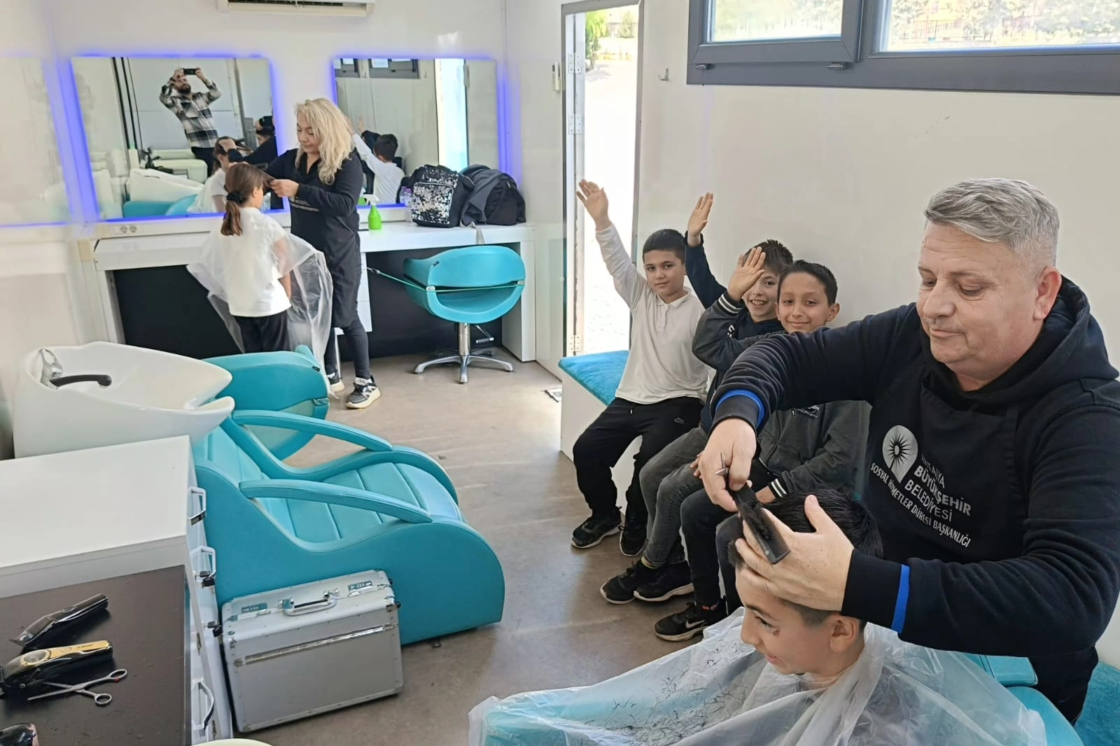 Antalya&rsquo;da mobil kuaf&ouml;r tırı &ouml;ğrencilere hizmette