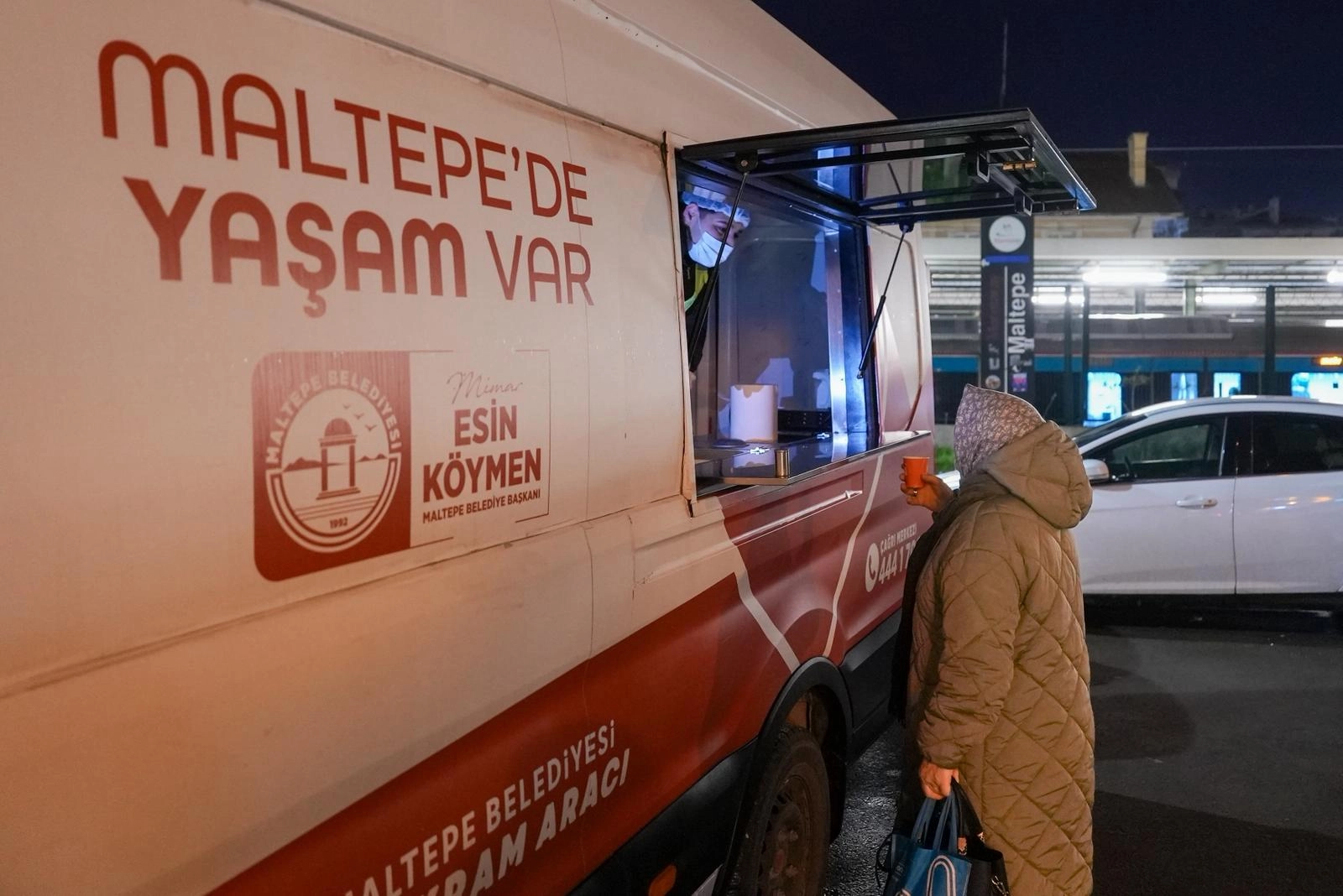 İstanbul Maltepe'de vatandaşlara sıcak &ccedil;orba ikramı