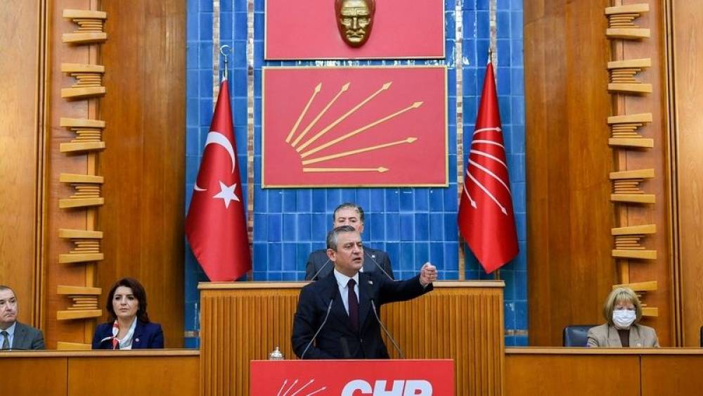 &Ouml;zg&uuml;r &Ouml;zel grup toplantısında konuştu: &lsquo;Bir yılda ev s&ouml;z&uuml; tutulmadı&rsquo; 