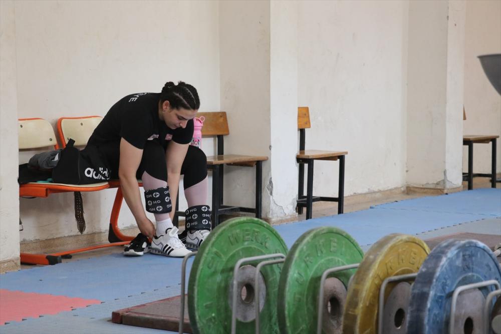 Milli halterci Sara Yenigün, hedefine dünya şampiyonluğunu koydu