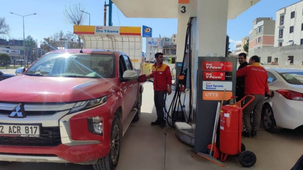 Motorine yeni zam bekleniyor: Gece yarısından itibaren 1 lira 12 kuruş artış g&uuml;ndemde 
