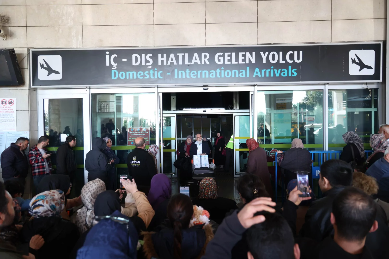 Vefa umresinde &uuml;&ccedil;&uuml;nc&uuml; kafile Konya'ya d&ouml;nd&uuml;