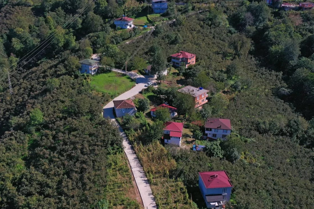 Ordu &Ccedil;amaş'ta beton yol &ccedil;alışmaları aralıksız s&uuml;r&uuml;yor