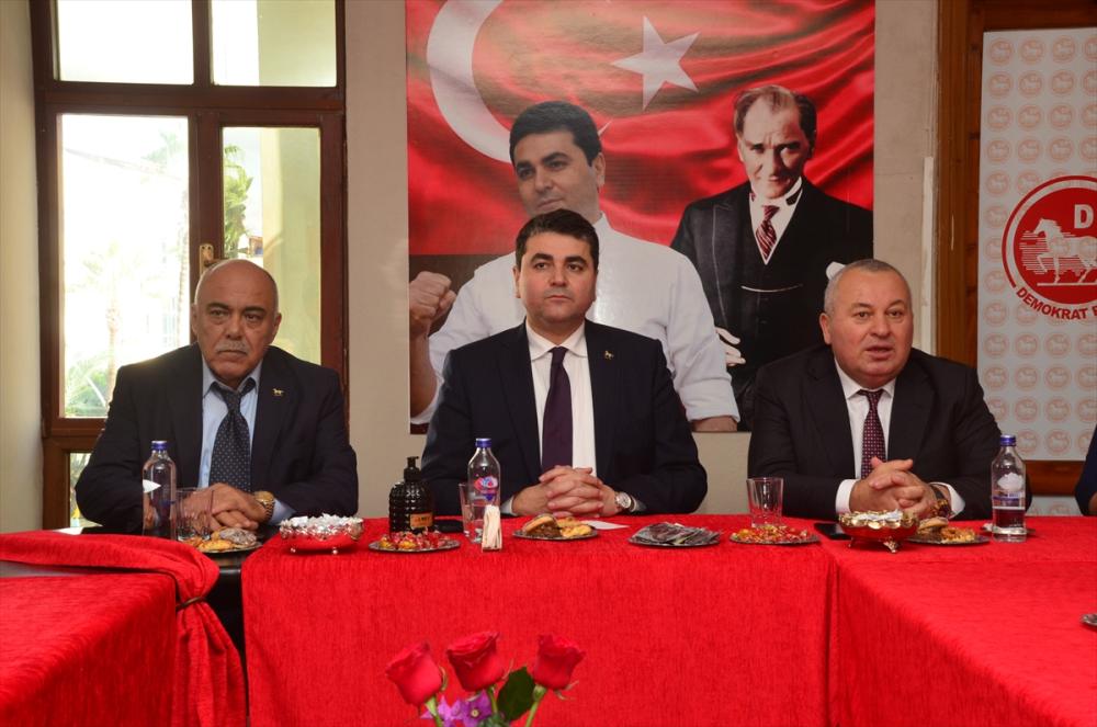 DP Genel Başkanı Gültekin Uysal, Manavgat'ta esnafı ziyaret etti