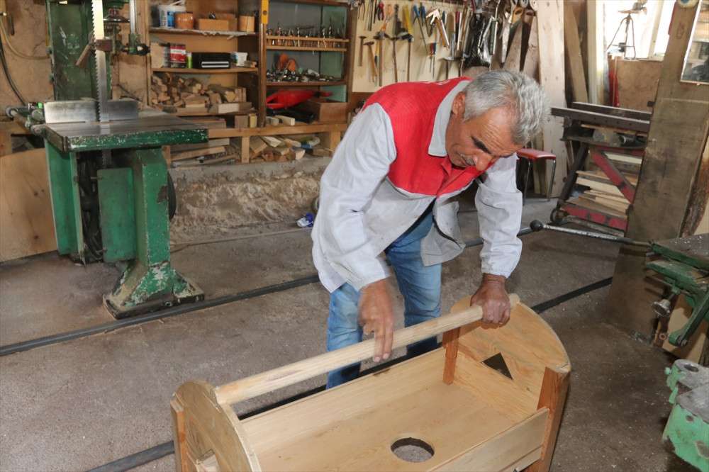 Babasından kalma atölyede 30 yıldır ahşaba şekil veriyor