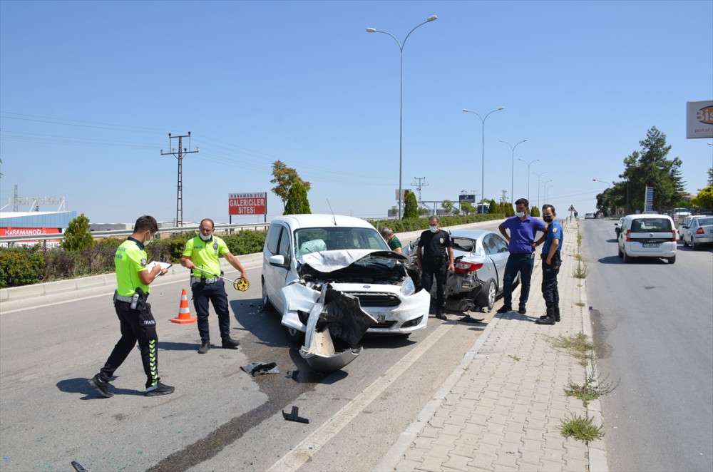 Karaman'da hafif ticari araç park halindeki otomobile çarptı: 1 yaralı