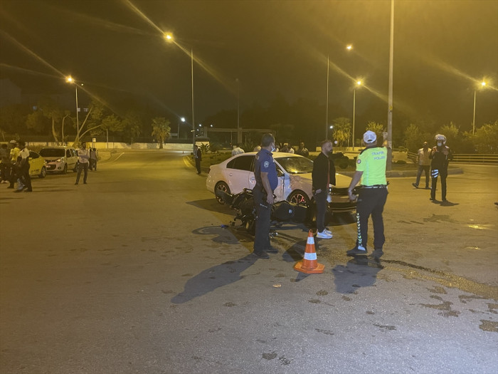 Adana'da otomobille çarpışan motosikletteki 2 polis yaralandı