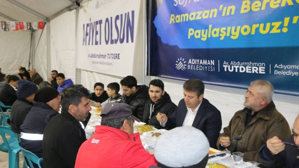 Abdurrahman Tutdere, Kent Meydanı&rsquo;nda iftar sofrasında vatandaşlarla bir araya geldi  - Videolu Haber