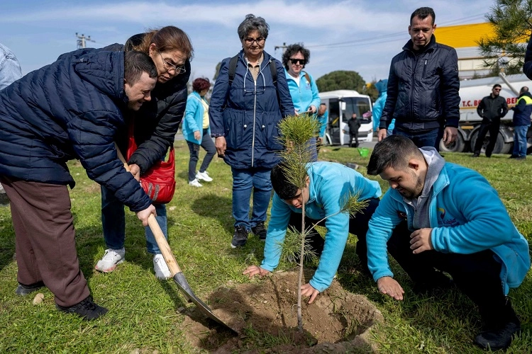 İzmir Bornova'nın en &ouml;zel fidanları toprakla buluştu