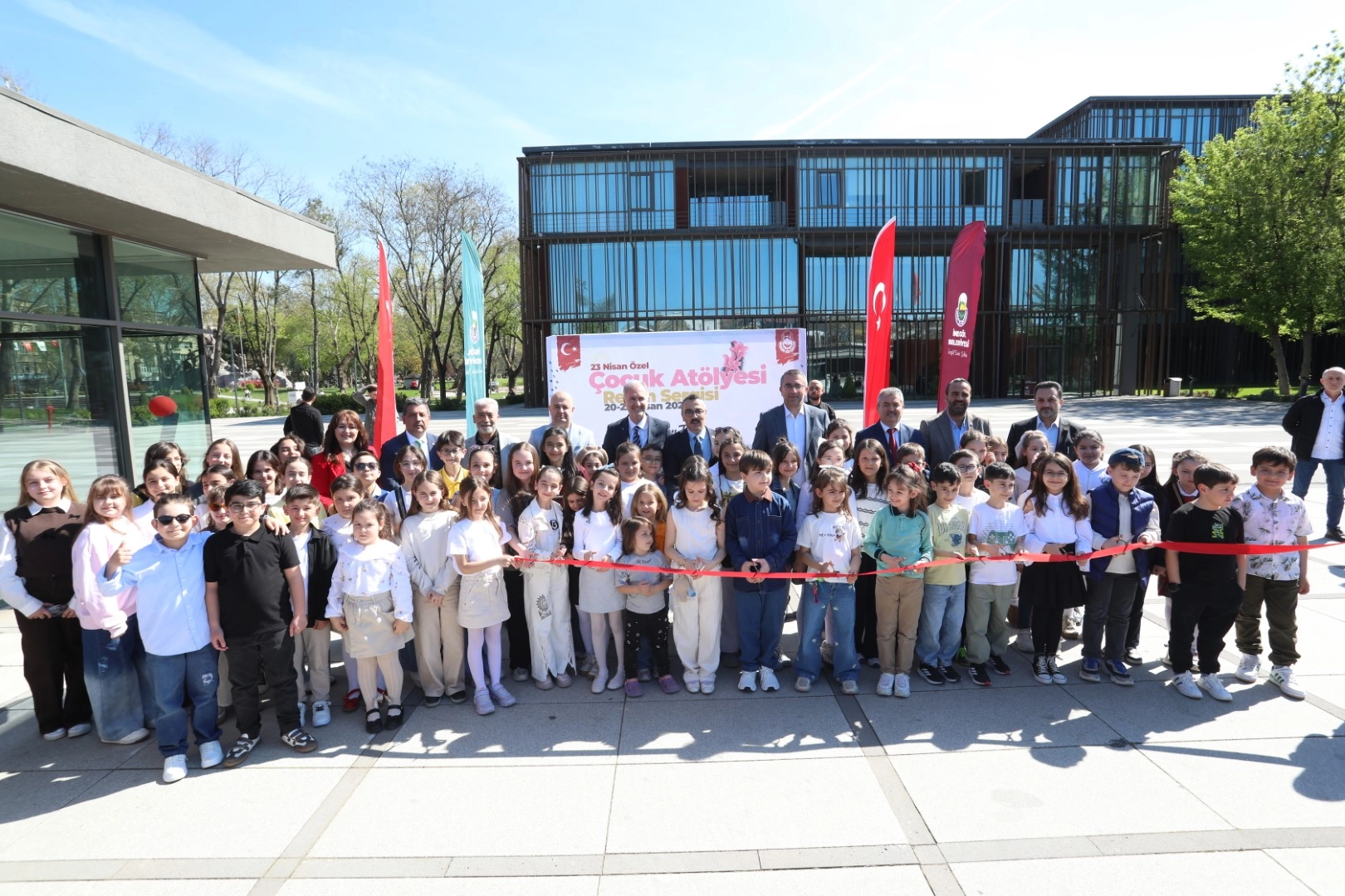 Bursa İneg&ouml;l&rsquo;de minik sanat&ccedil;ılardan 23 Nisan &ouml;zel sergisi