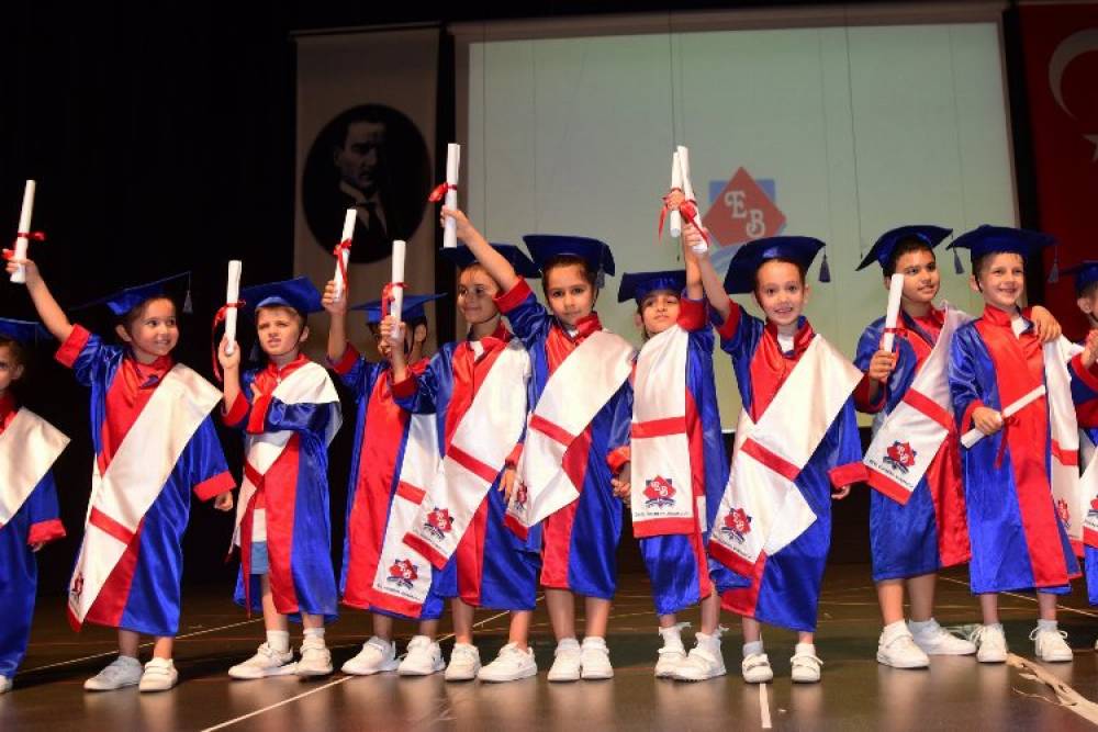 Bursa'da Egeberk'li miniklerin mezuniyet sevinci