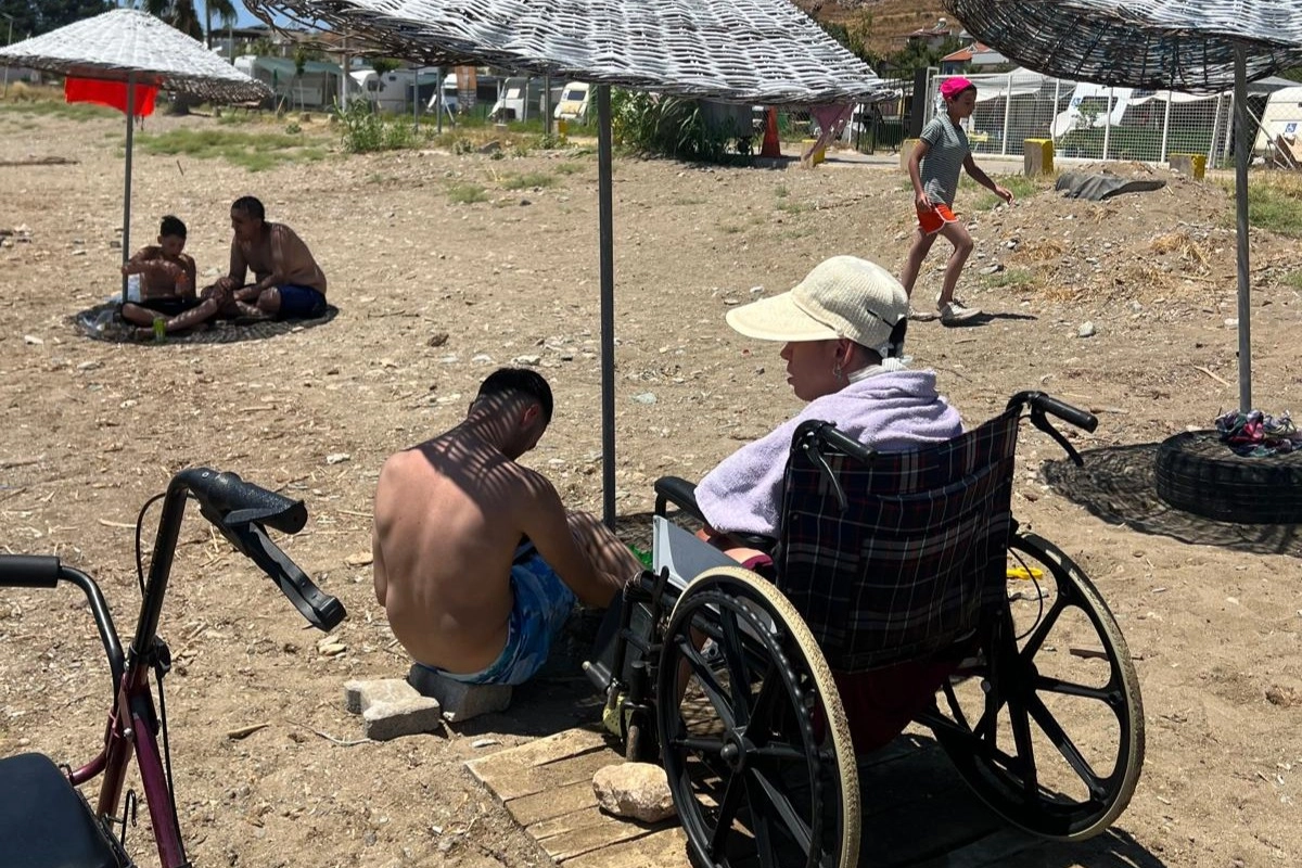 İzmir Narlıdere'de &ouml;zel gereksinimli bireyler denizle buluştu