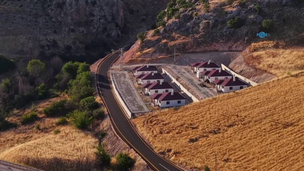 Kahta Kavaklı K&ouml;y&uuml;&rsquo;nde sıcak asfalt &ccedil;alışmaları s&uuml;r&uuml;yor  - Videolu Haber