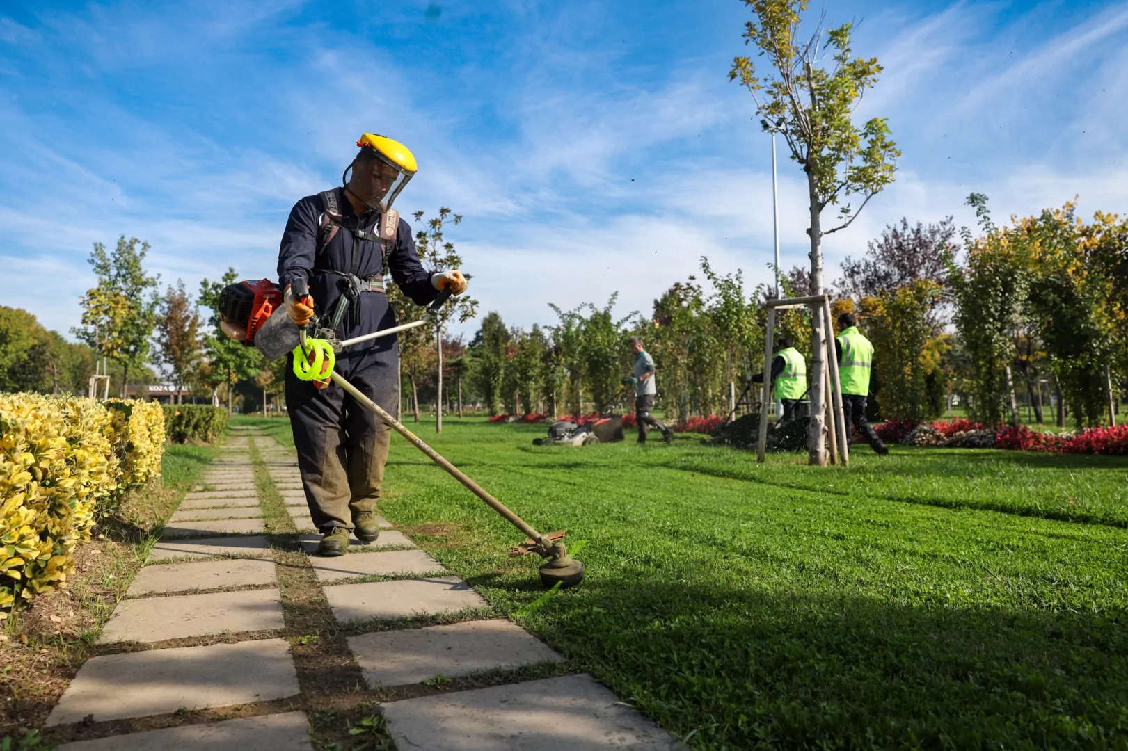 Bursa'da park ve bah&ccedil;elere d&uuml;zenli bakım