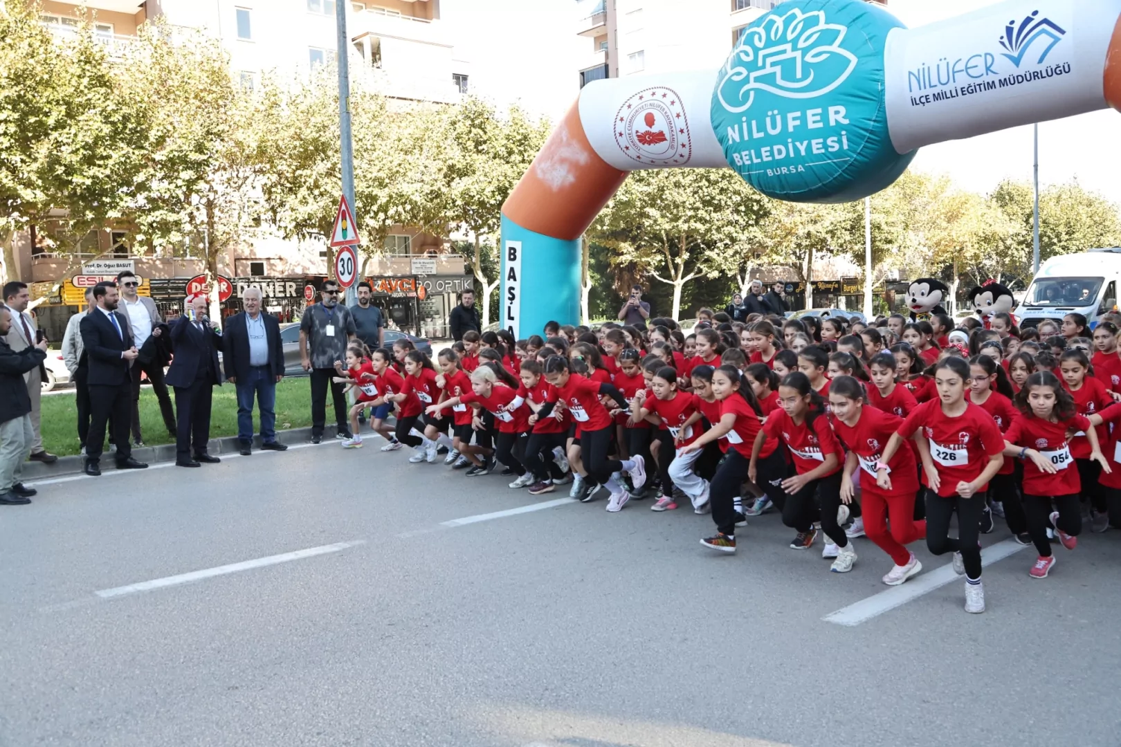 Bursa Nil&uuml;fer&rsquo;de bin 749 &ouml;ğrenci Cumhuriyet'e koştu