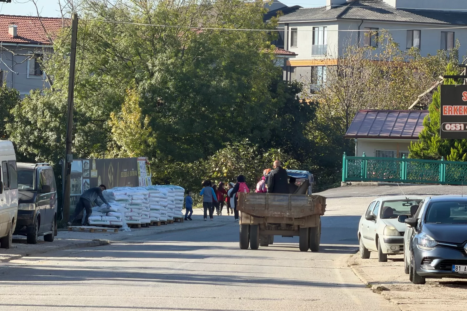 D&uuml;zce'de kaldırımlar otoparka d&ouml;n&uuml;şt&uuml;!