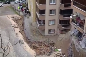 Mudanya Halitpaşa Mahallesi'nde istinat duvarı &ccedil;&ouml;kt&uuml;!  2 kattaki daireler tahliye edildi