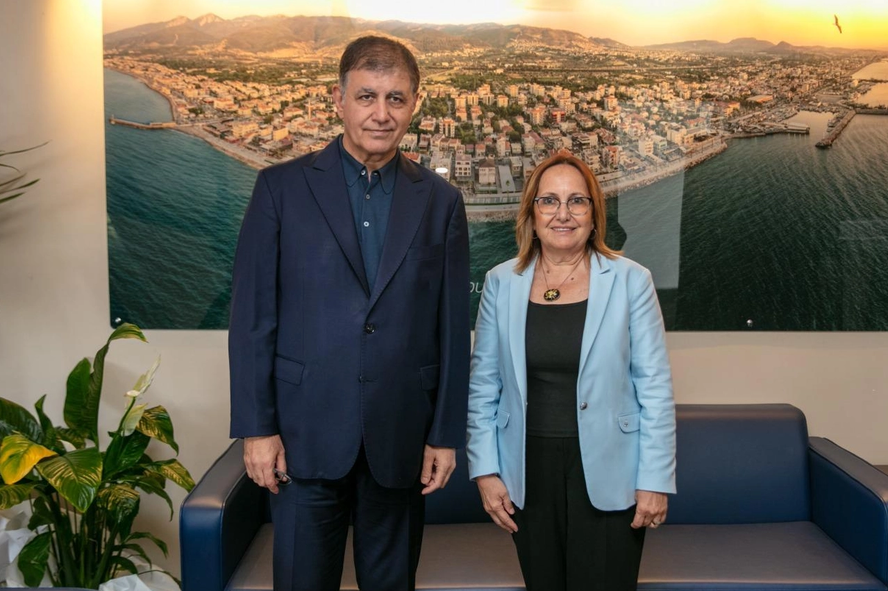 Başkan Tugay G&uuml;zelbah&ccedil;e'de esnaf ve vatandaşlarla buluştu