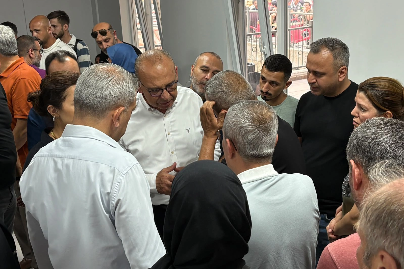 Turgutlu Belediye Başkanı &Ccedil;etin Akın o &ouml;ğrencilerin ailelerini ziyaret etti
