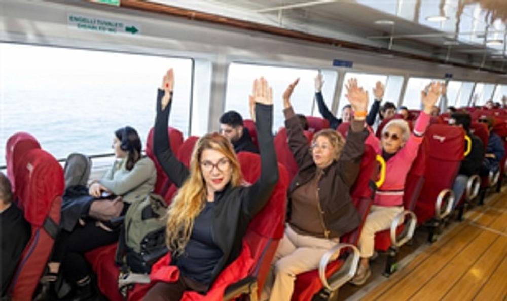 İzmir'de vapur yolcuları g&uuml;ne sporla başlıyor