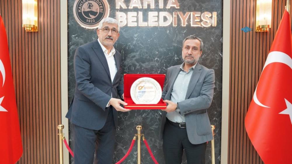 Kitap fuarı ve Kerge Festivali i&ccedil;in Başkan Halla&ccedil;&rsquo;a teşekk&uuml;r plaketi 