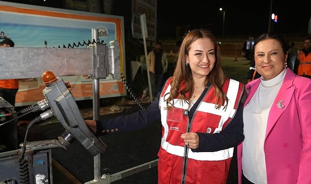 Başkan Vekili B&uuml;şra &Ouml;zdemir'den gece mesaisindeki asfalt ekiplerine ziyaret