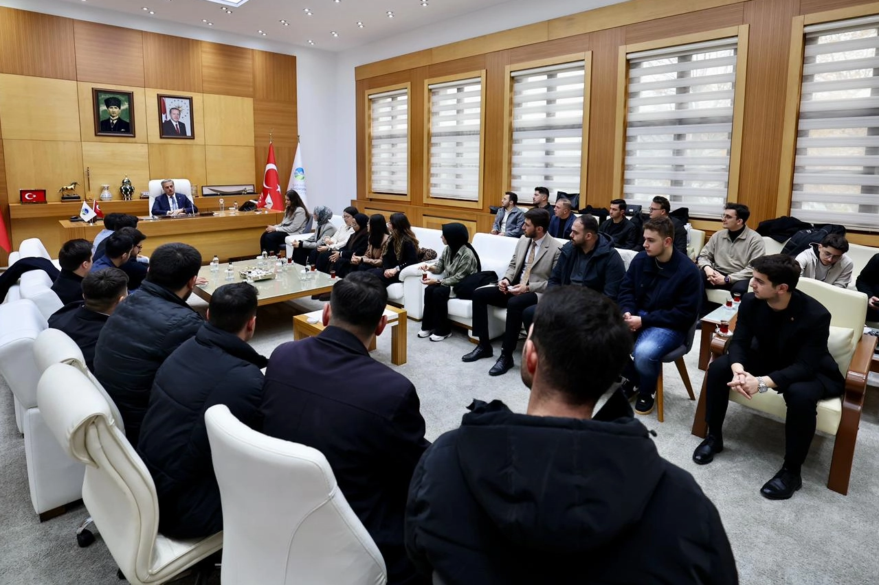 Sakarya'da&nbsp;Başkan Alemdar, gen&ccedil;lerle Sakarya&rsquo;nın geleceğini konuştu