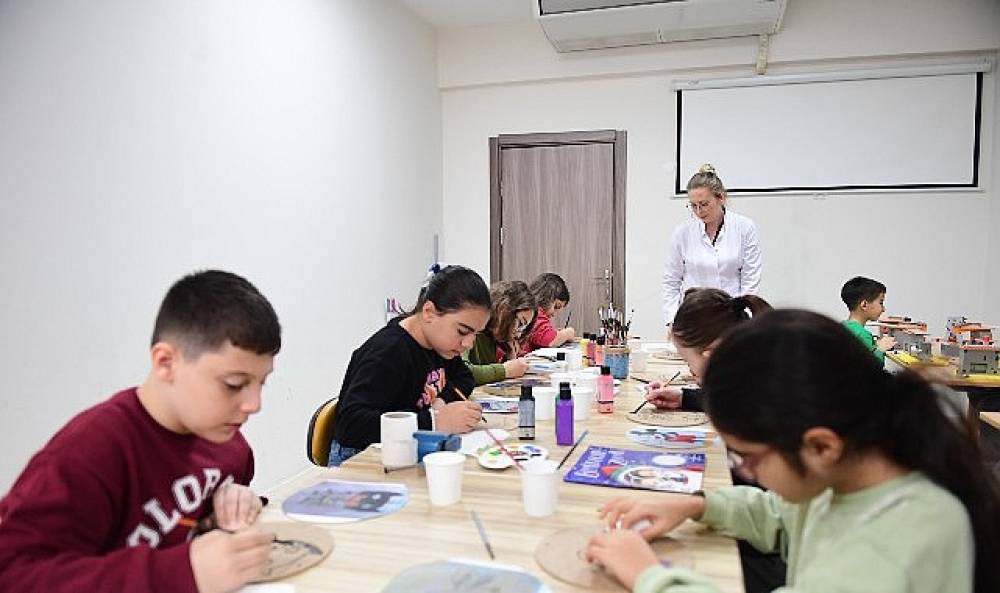 Osmangazi'de &Ccedil;ocuklar Kitaplardan İlham Alarak &Uuml;retiyor