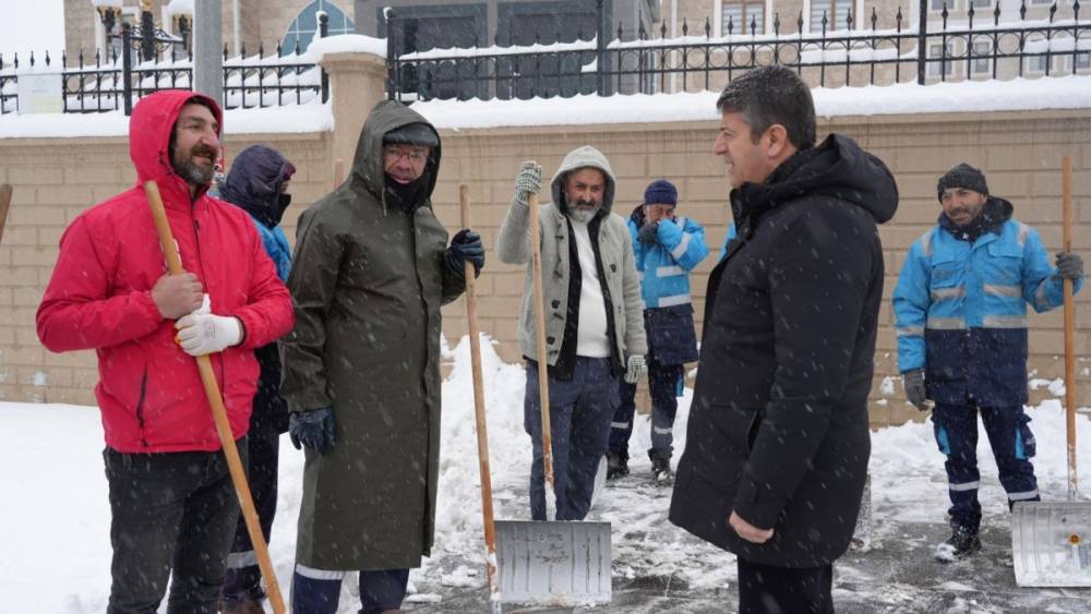 Adıyaman Belediyesi ekiplerinden kesintisiz kar mesaisi  - Videolu Haber