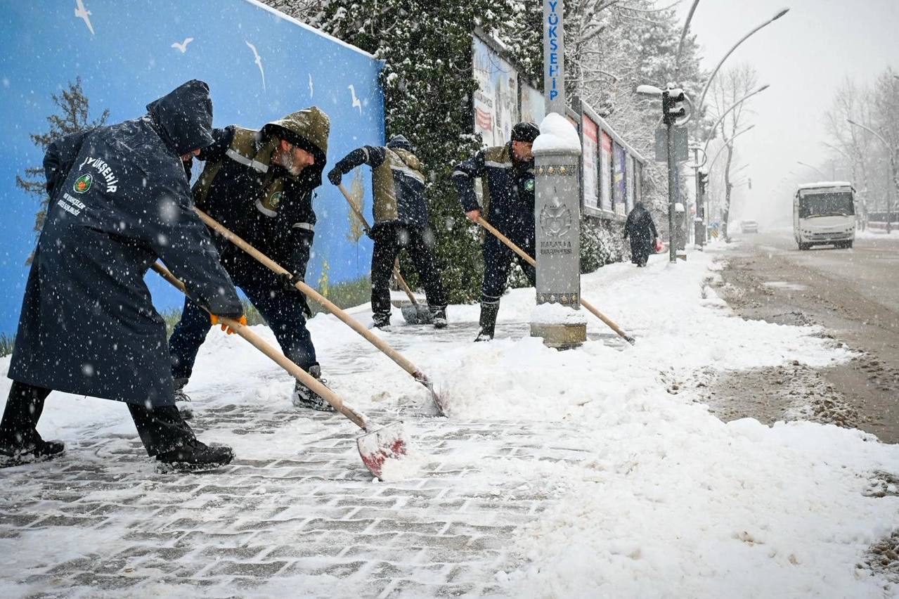 Malatya'da B&uuml;y&uuml;kşehir ekipleri karla m&uuml;cadelede 7/24 sahada