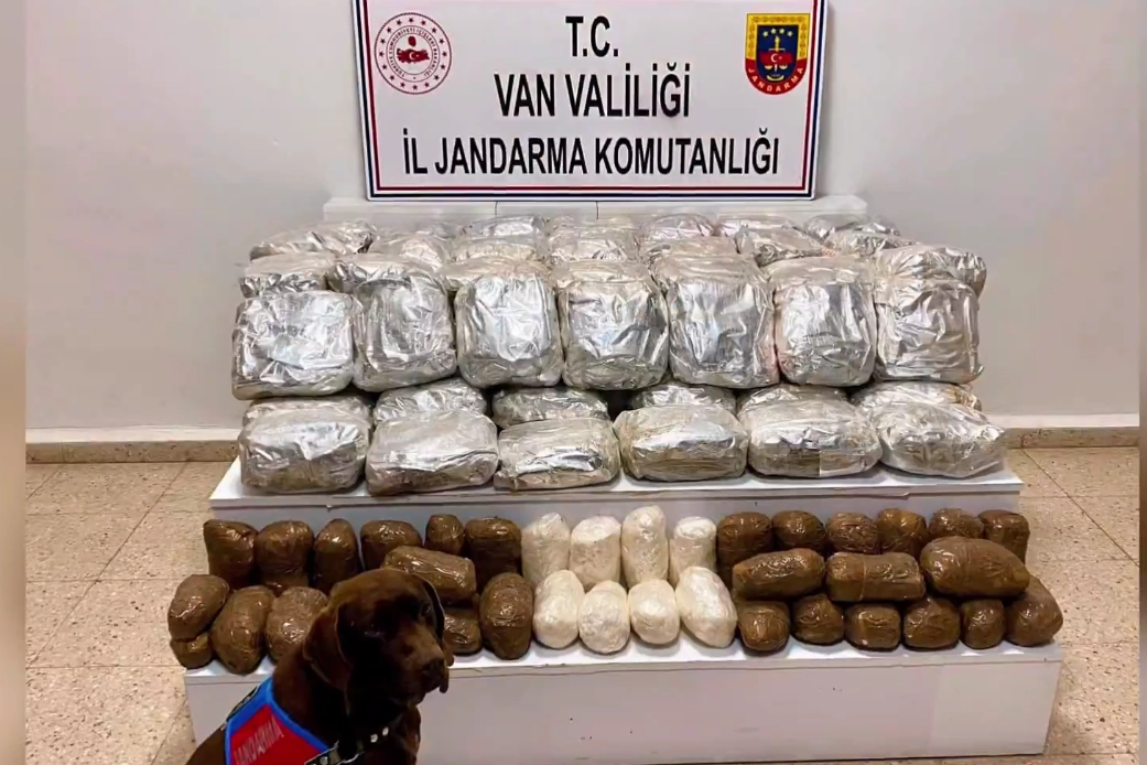 Van ve Hakkari&rsquo;de 406 kilogram uyuşturucu ele ge&ccedil;irildi