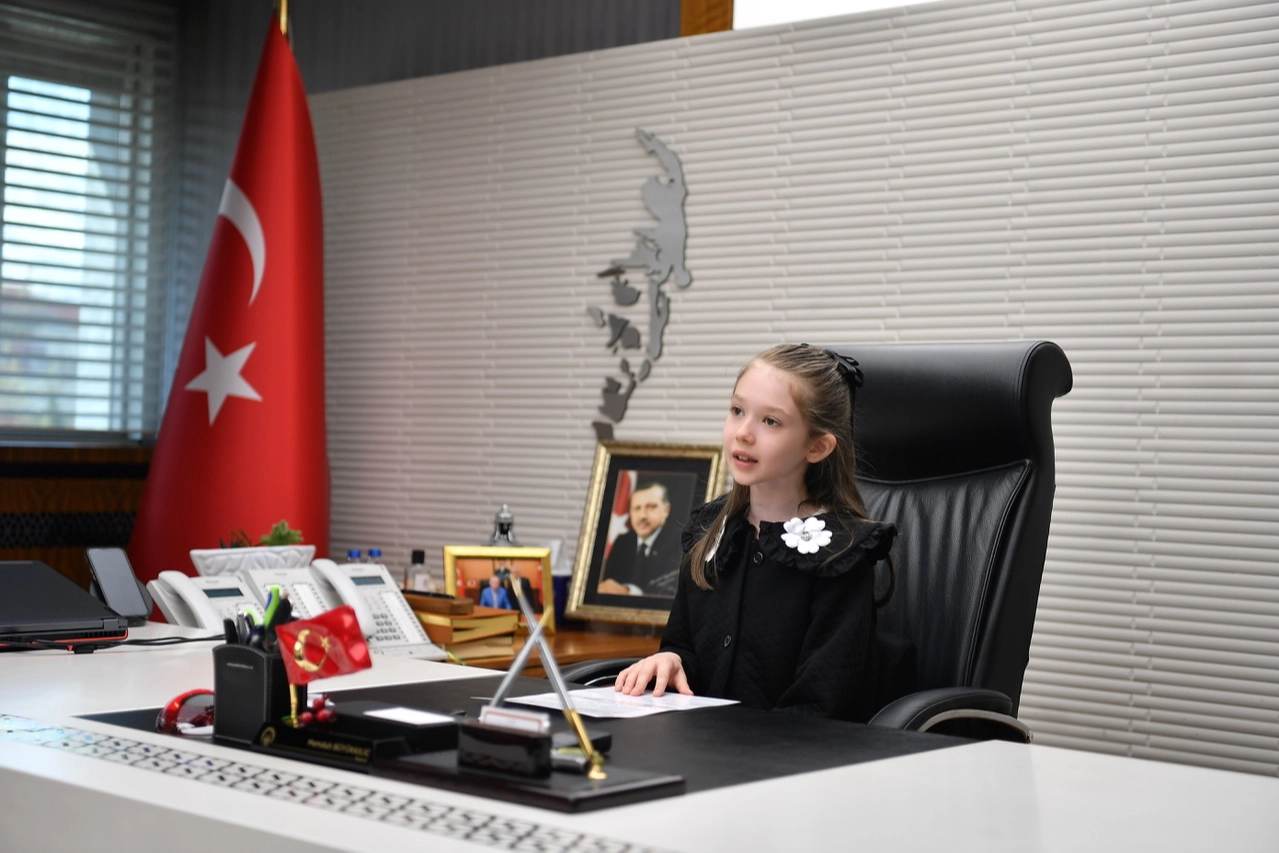 Kayseri B&uuml;y&uuml;kşehir koltuğuna minik Zeynep oturdu