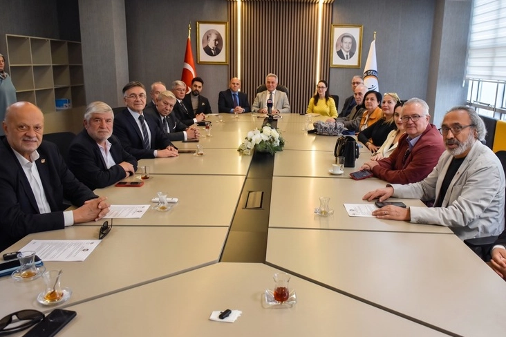 Rekt&ouml;r Karahasanoğlu: "Yapay zekayı fırsata &ccedil;evirmeliyiz"