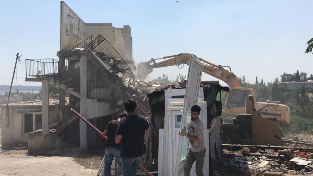 Adana'da kaçak yapılar iş makineleriyle yıkıldı