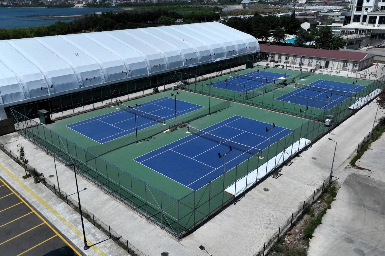 İzmit Tenis Spor Merkezi&rsquo;ne 4 kapalı tenis kortu