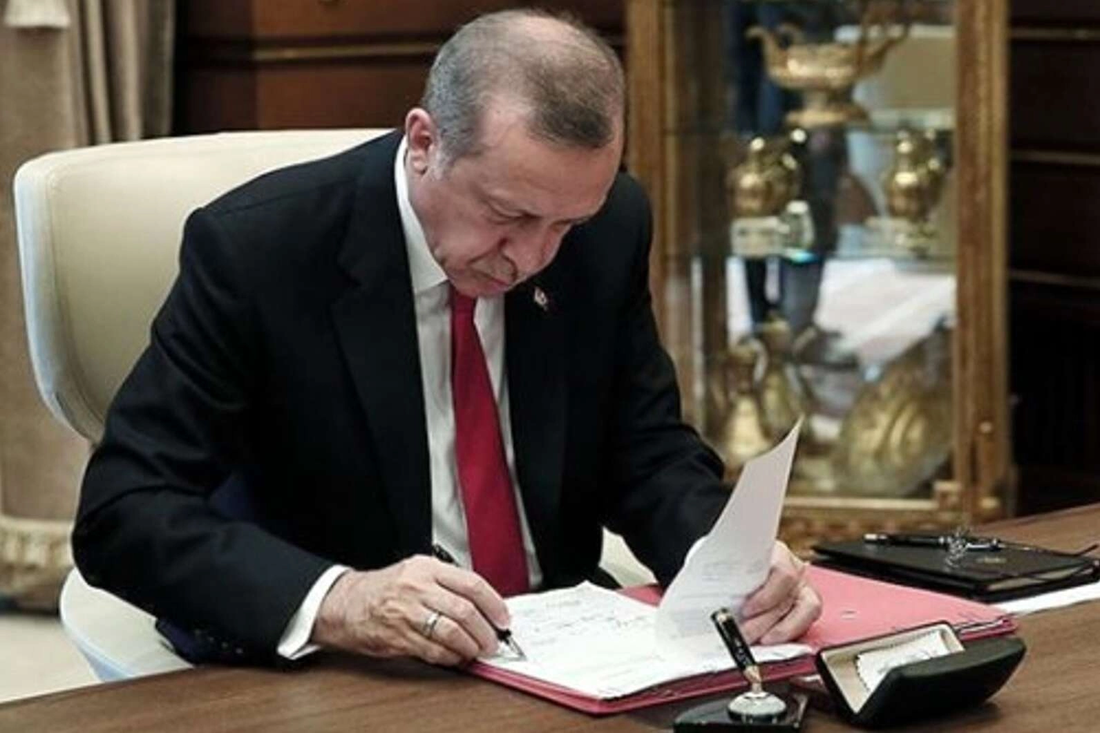 Cumhurbaşkanı Erdoğan'dan Y&Ouml;K ve rekt&ouml;r atamaları... 8 &uuml;niversiteye yeni rekt&ouml;r