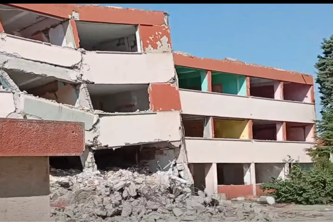 Edirne Keşan'da yıkım tamamlandı... G&ouml;zler yeni okulun yapımında