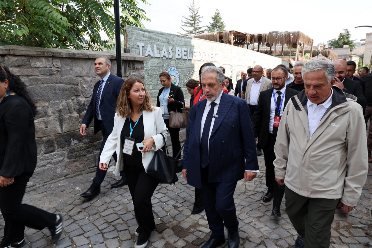 TKB &uuml;yelerinden Kayseri Talas Osmanlı Sokağı'na &ouml;vg&uuml;
