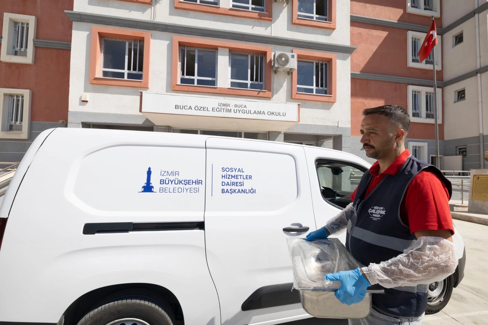 İzmir B&uuml;y&uuml;kşehir&rsquo;den &ouml;zel gereksinimli &ouml;ğrencilere sıcak destek